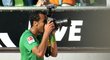 VIDEO: Fotbalista po gólu ukradl fotografovi aparát