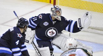 VIDEO: Pavelec bez hokejky v poslední minutě vychytal lídra NHL