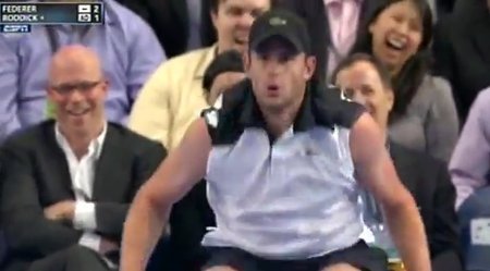 Andy Roddick imituje Španěla Rafaela Nadala