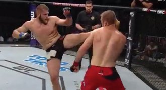 Bomba do hlavy, pak bezvědomí. Český bijec schytal v UFC děsivé KO