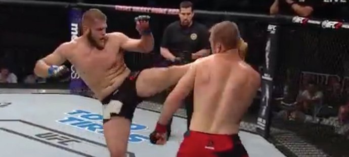 Český bojovník MMA Viktor Pešta schytal v UFC děsivé K.O.
