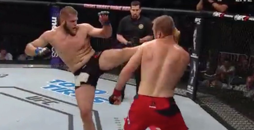 Český bojovník MMA Viktor Pešta schytal v UFC děsivé K.O.