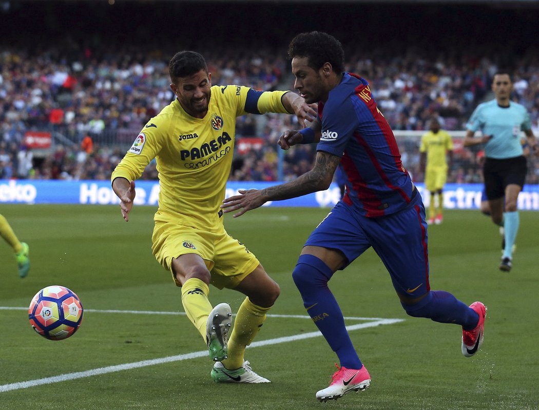 Mateo Musacchio z Villarrealu proti barcelonské hvězdě Neymarovi.