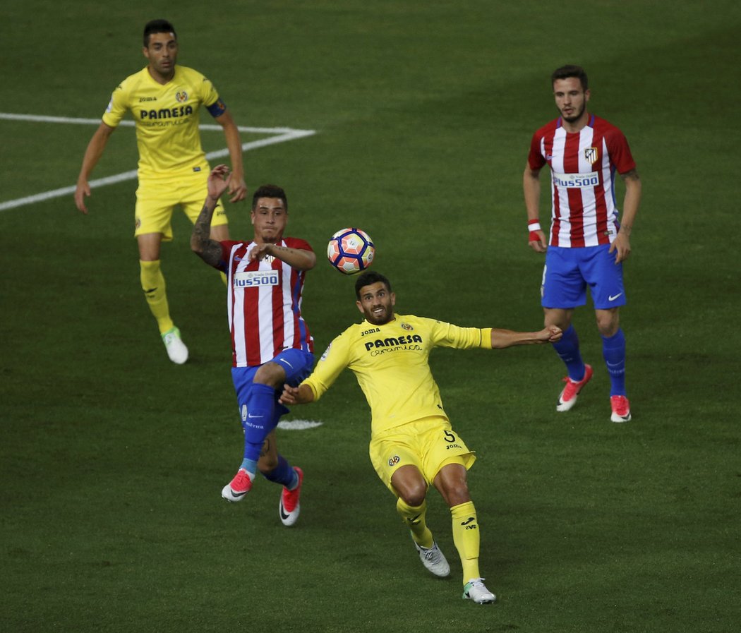 Mateo Musacchio v zápase Villarrealu proti Atlétiku.