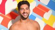 Marvin Brooks, fotbalista Poole Town, se místo přípravy na novou sezonu přihlásil do reality show Love Island