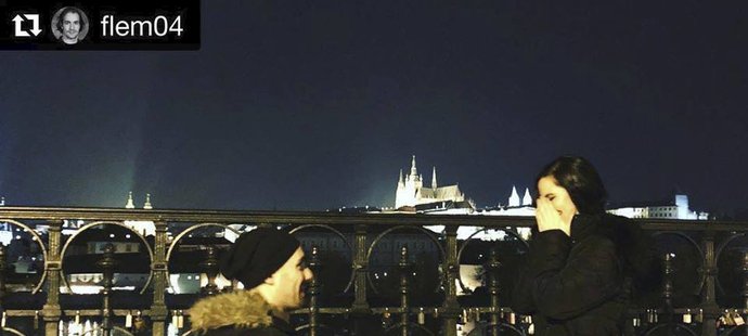 Obránce Chomutova Brett Flemming požádal svojí přítelkyni o ruku při procházce magickým historickým centrem Prahy