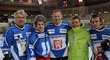 Někdejší hokejoví reprezentanti Leo Gudas a Dominik Hašek s hercem Jiřím Mádlem na hokejové exhibici v Itálii