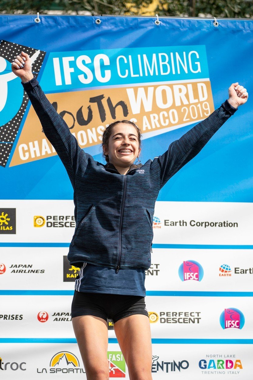 Radost juniorské mistryně světa v lezení, Francouzky Luce Douadyové. Mladá závodnice tragicky zahynula při pádu ze skály 