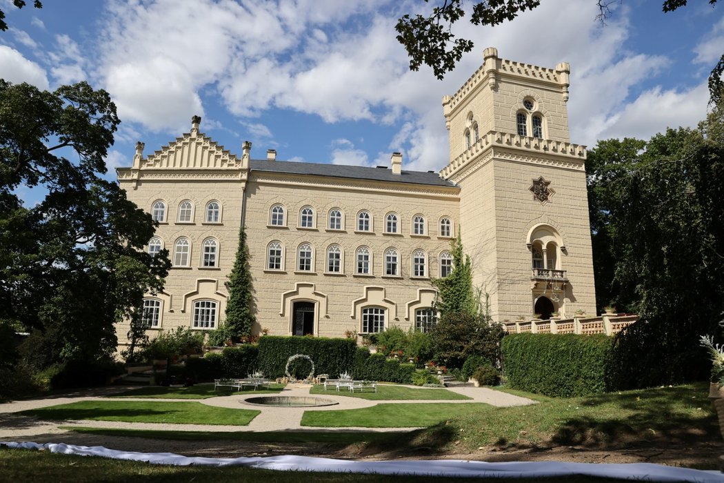 Legendární žokej Josef Váňa ženil syna, takhle vypadala pompézní veselka na zámku v Chyši na Karlovarsku