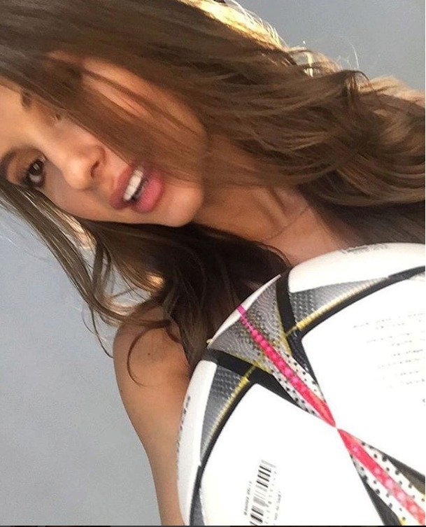 Jekatěrina Kosťuninová píská v Rusku třetí fotbalovou ligu a touží se stát profesionální rozhodčí. Pokukuje ovšem i po modelingu.