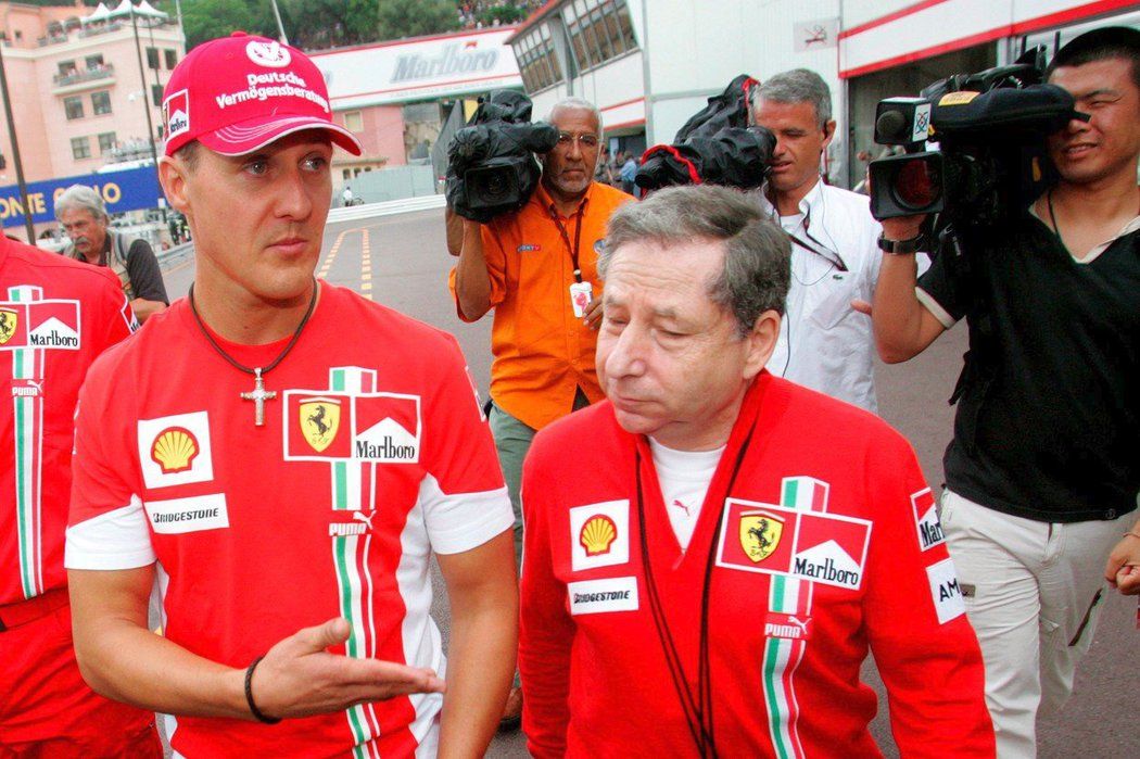 Michael Schumacher a bývalý šéf Ferrari Jean Todt sbírali  v rudých barvách jeden titul za druhým