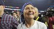 Vítězství New England Patriots viděla i nemocná matka Toma Bradyho.
