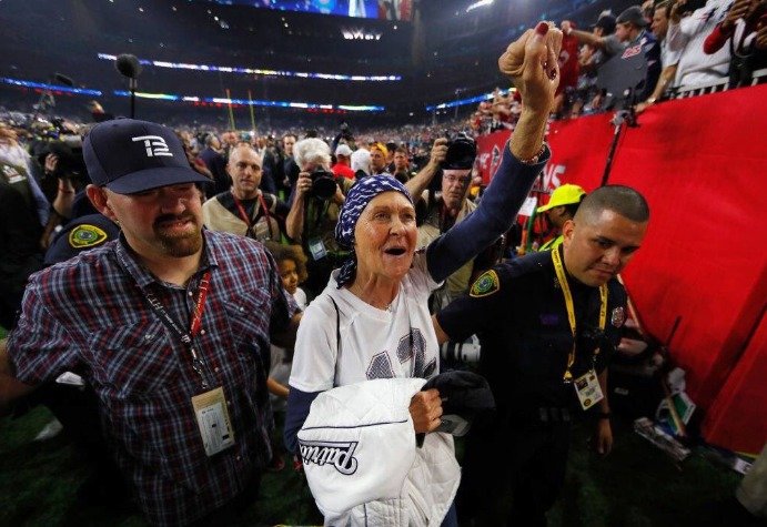 Nemocná matka Toma Bradyho po vítězném Superbowlu.