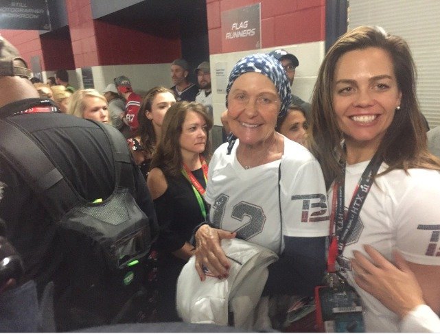 Vítězství Patriots v Superbowlu si užila i nemocná matka Toma Bradyho.