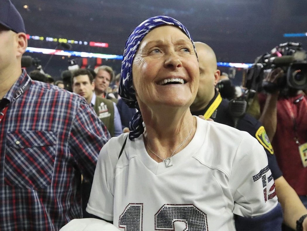 Vítězství New England Patriots viděla i nemocná matka Toma Bradyho.