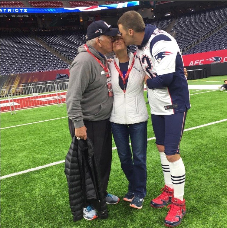 Tom Brady před Superbowlem s matkou a otcem.