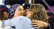 Matka Toma Bradyho Galynn a jeho manželka Gisele se objímají poté, co New England Patriots ovládli Superbowl.