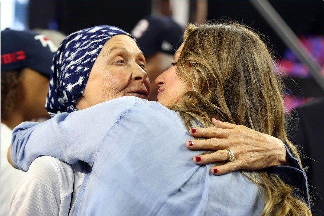 Matka Toma Bradyho Galynn a jeho manželka Gisele se objímají poté, co New England Patriots ovládli Superbowl.