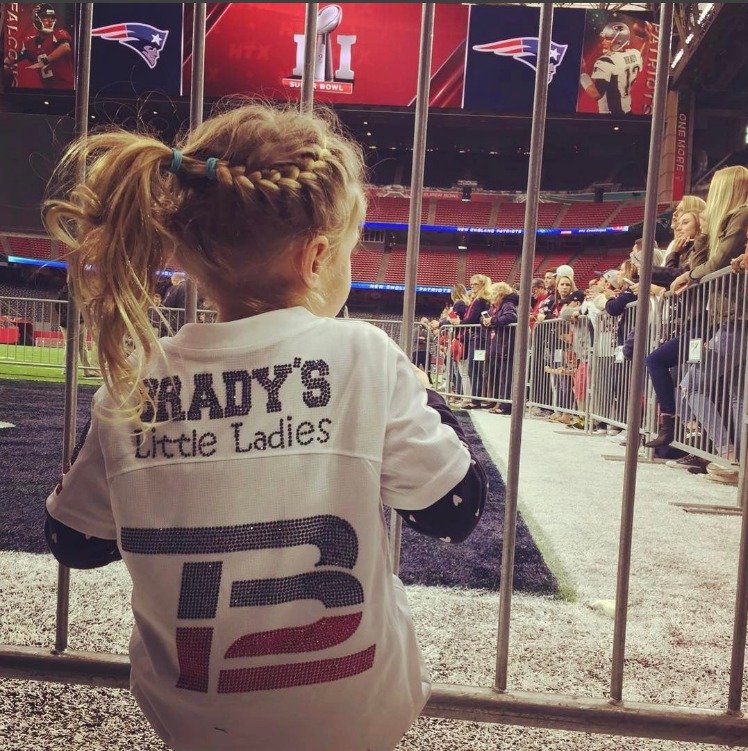 Dcera Toma Bradyho Vivian také sledovala vítězný Superbowl.