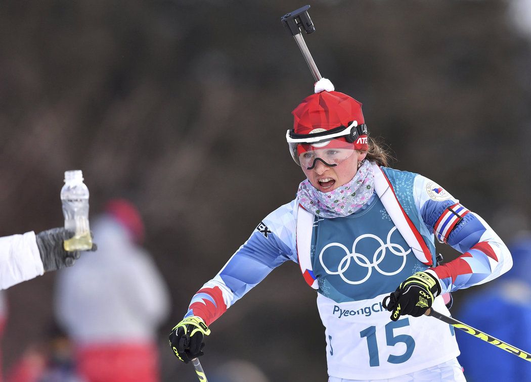 Veronika Vítková měla ve vytrvalostním závodě k další olympijské medaili daleko, se třemi trestnými minutami skončila osmnáctá.