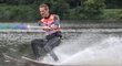 Skokan na lyžích Jakub Janda tentokrát jezdil s lyžemi na vodě...