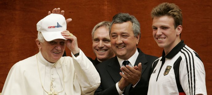 Papež Benedikt XVI. během setkání s plavci, vpravo Němec Biedermann