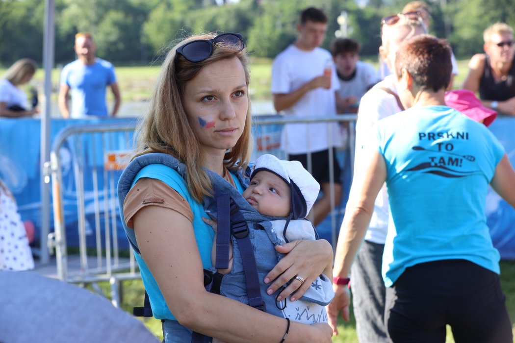 Tereza Prskavcová sledovala zlatý závod svého muže s fanoušky v Troji