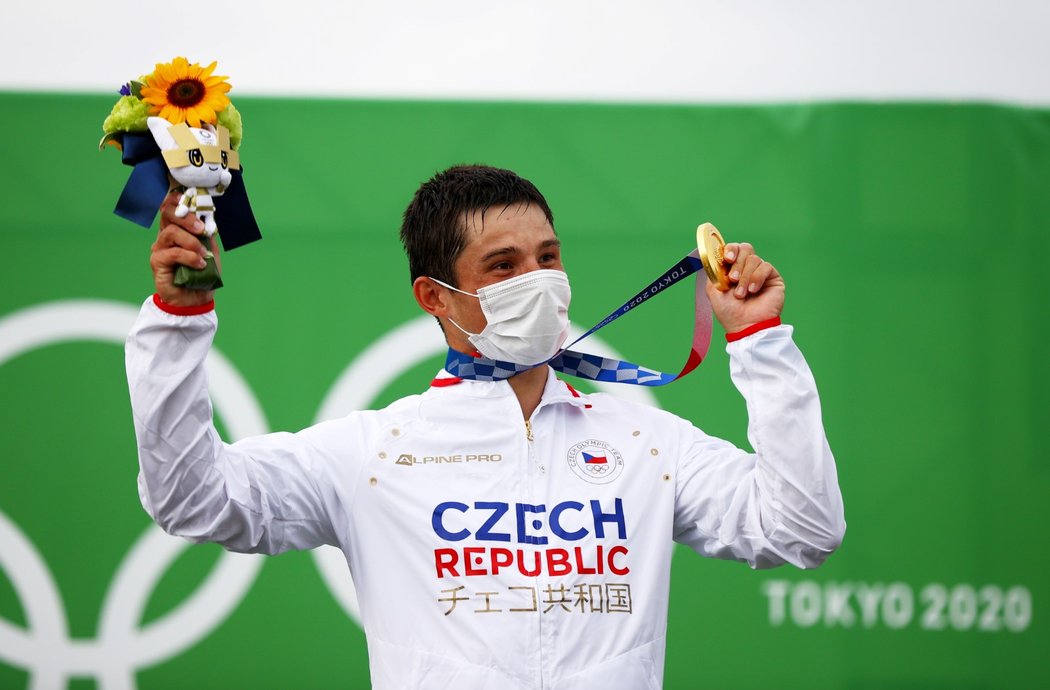 Jiří Prskavec ukazuje zlatou olympijskou medaili