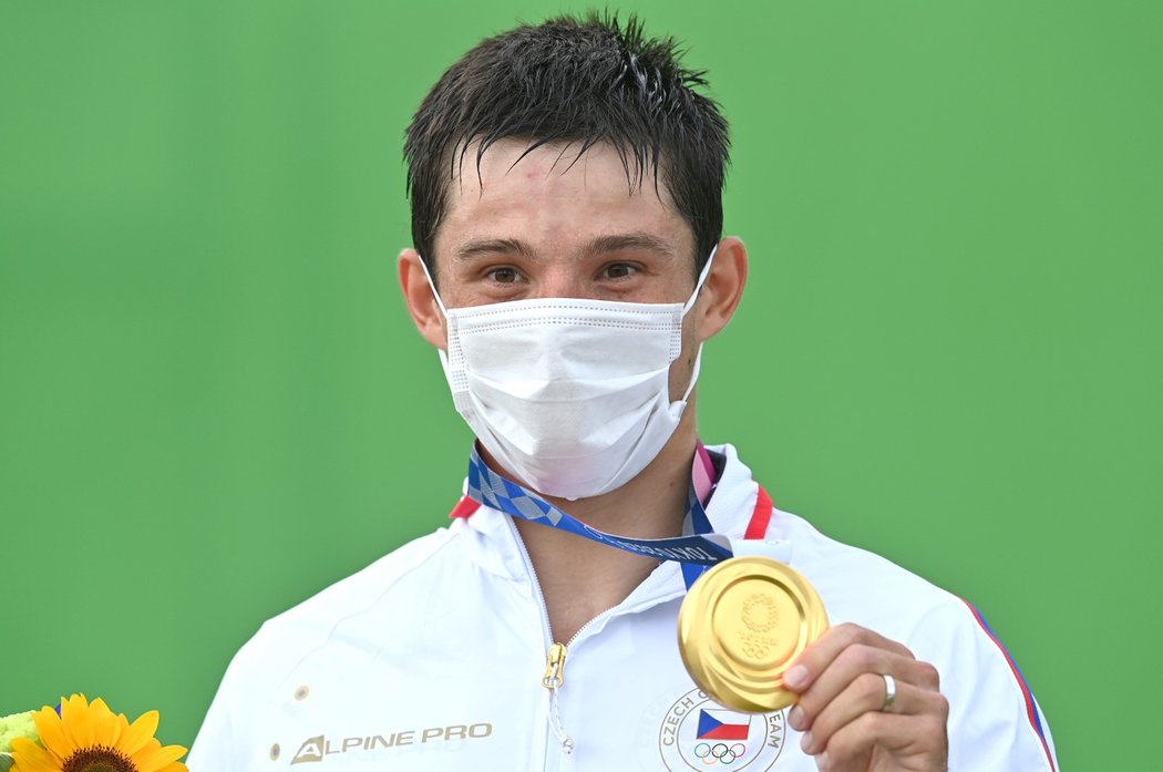 Jiří Prskavec převzal v Tokiu zlatou olympijskou medaili, kterou vybojoval ve vodním slalomu
