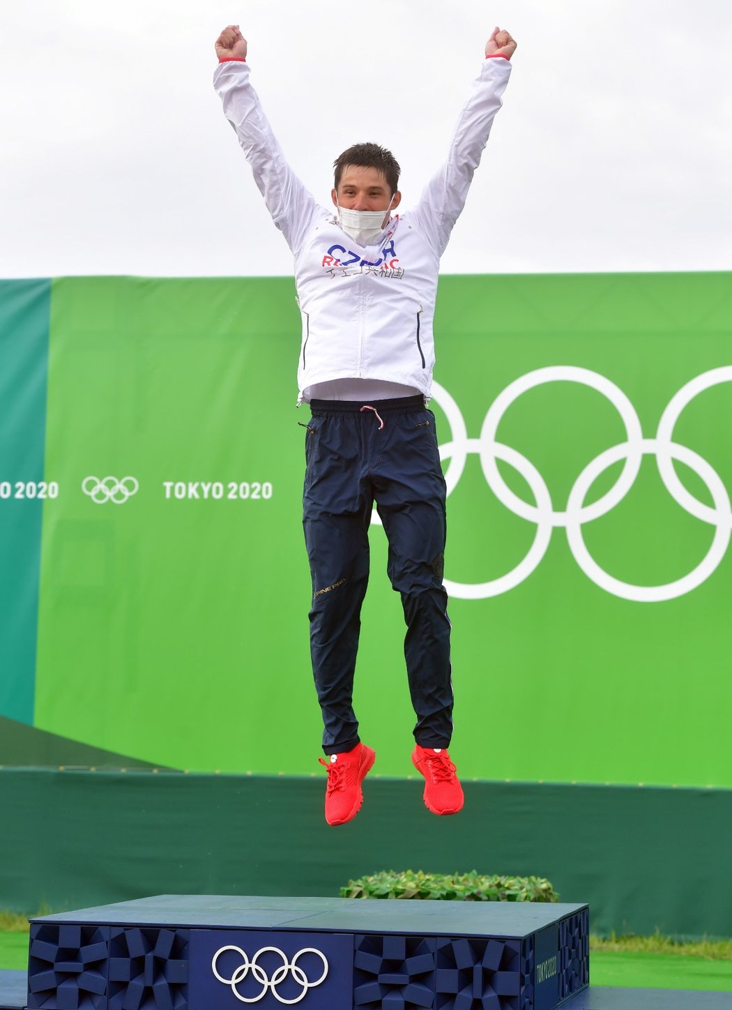 Jiří Prskavec převzal v Tokiu zlatou olympijskou medaili, kterou vybojoval ve vodním slalomu