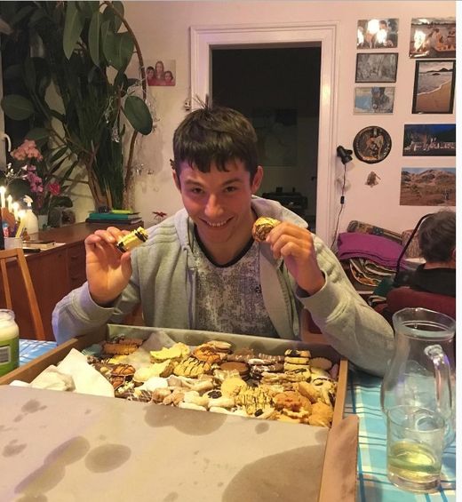 Kajakář Jiří Prskavec se víc než o stromeček zajímá o krabici s cukrovím. Kajakář Jiří Prskavec se víc než o stromeček zajímá o krabici s cukrovím.