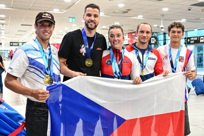Zlatý víkend českého sportu. Šampioni se potkali na letišti, Choupenitch se objímal s Přindišem Zlatý víkend českého sportu. Šampioni se potkali na letišti, Choupenitch se objímal s Přindišem