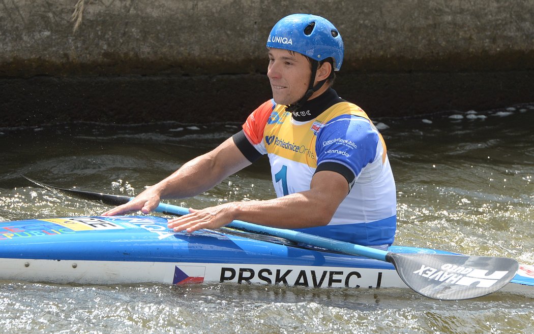 Jiří Prskavec boucháním o loď povzbuzoval své české soupeře ve finále pražské SP