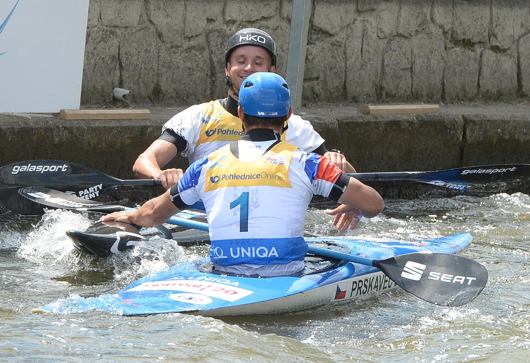 Jiří Prskavec jako první gratulant vítězi Vítu Přindišovi na domácím SP v Troji