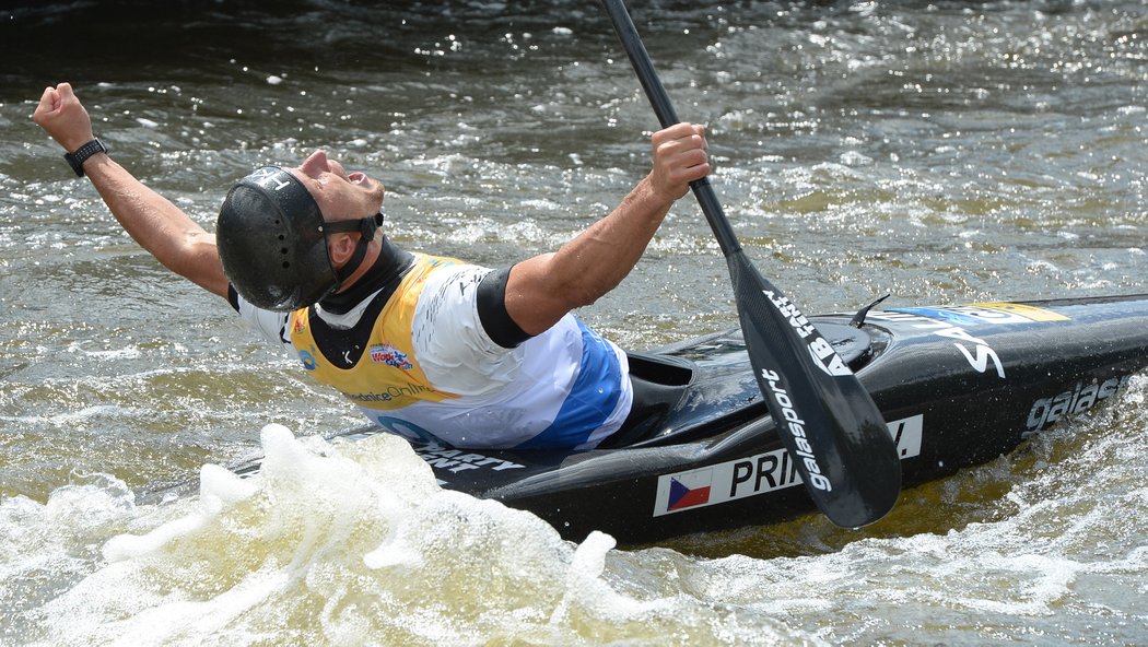 Vít Přindiš v euforii po svém triumfu na domácím SP v Praze Troji