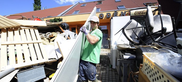 Kajakář Vavřinec Hradilek se kvůli blížícímu domácímu MS přestěhoval do Troji, kde pomáhal nedávno odklízet následky povodní