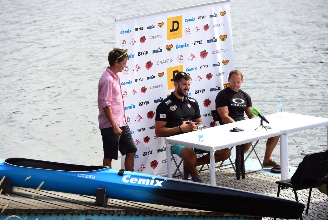 Manažerem kajakáře Josefa Dostále (uprostřed), velké české olympijské naděje, je úspěšný squashista Jan Koukal (vlevo). Obě strany si spolupráci pochvalují.