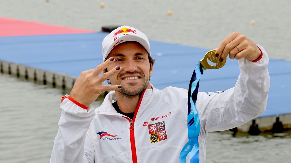 Martin Fuksa se zlatou medailí ze závodu na kilometr