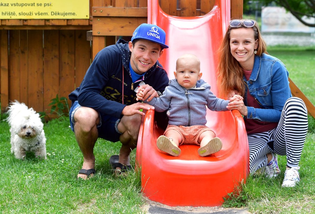 Kajakář Jiří prskavec se synem Jiřím a manželkou Terezou