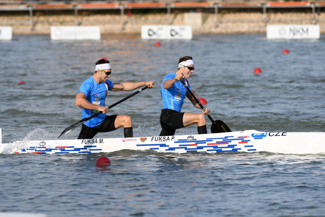 Bratři Martin (vlevo) a Petr Fuksovi v semifinále deblkanoí na 1000 metrů, ve kterém obsadili třetí místo a postoupili do finále