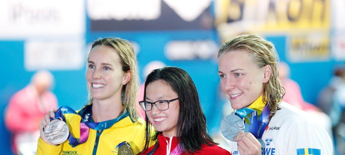 Medailistky na 100 metrů motýlek na mistrovství světa v plavání vyjádřily podporu japonské soupeřce, která onemocněla leukémií