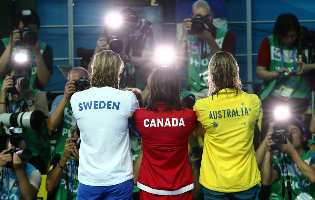 Dojemný moment z vyjádření podpory Rikako Ikeeové z Japonska ozdobil medailový ceremoniál