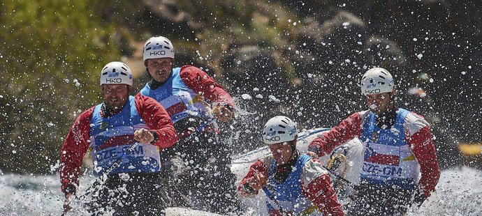 Čeští rafteři na mistrovství světa v Argentině jezdí o medaile v překrásné přírodě v srdci Patagonie v těsné blízkosti pohoří And
