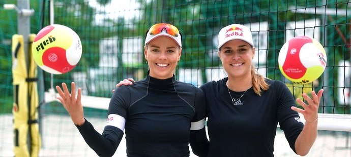 České beachvolejbalistky Markéta Nausch-Sluková a Barbora Hermannová při společném tréninku po skončení koronavirové pauzy