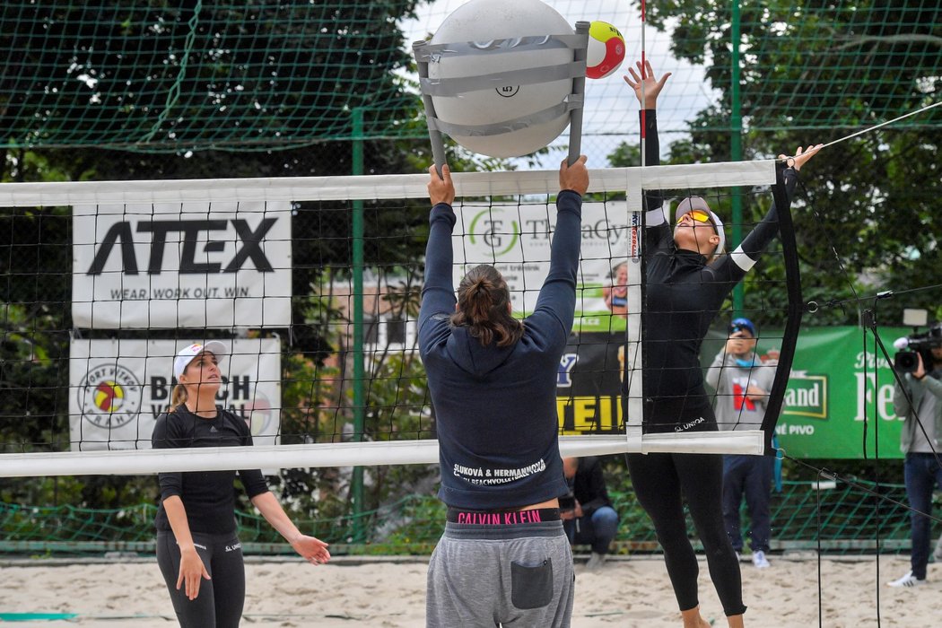 České beachvolejbalistky Markéta Nausch-Sluková a Barbora Hermannová při společném tréninku po skončení koronavirové pauzy