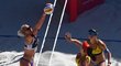 Marie-Sára Štochlová zahrává míč na síti na turnaji v Ostravě proti brazilskému páru