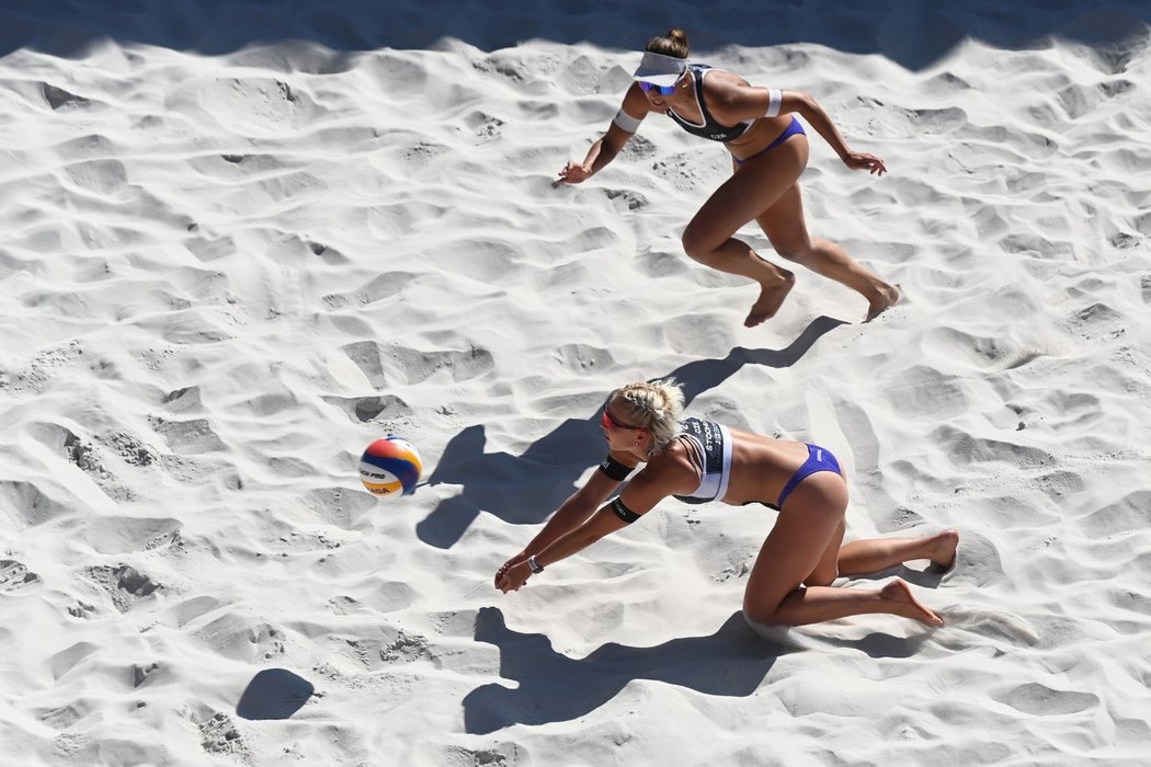 Marie-Sára Štochlová a Barbora Hermannová porazily na úvod ostravského turnaje elitní pár z Brazílie