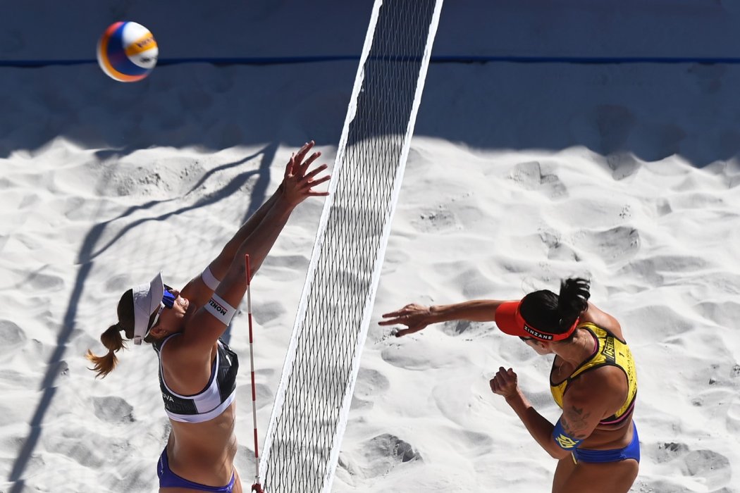 Česká plážová volejbalistka Barbora Hermannová se snaží zablokovat míč v úvodním utkání v Ostravě