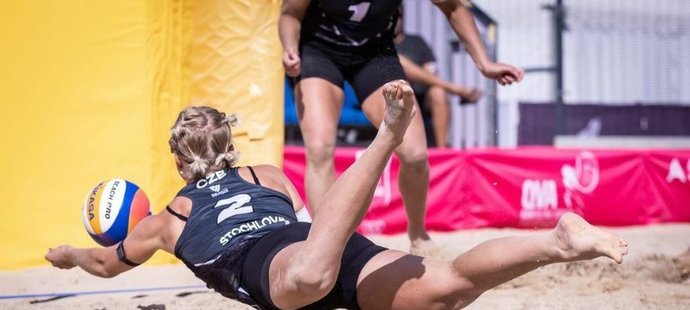 Česká beachvolejbalistka Marie-Sára Štochlová má na nártu zajímavé tetování