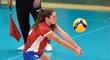 Natálie Mlejnková odehrává balon v zápase s Chorvatkami